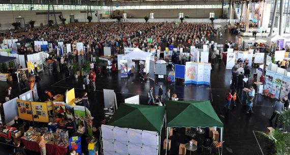 Mehr als 7.000 Besucherinnen und Besucher kamen im Jahr 2010 zum Tag des Ehrenamtes auf das Messegelände in Hannover. Foto: Jens Schulze