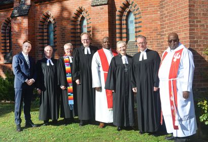 Labius Moshoete (5. von links) war im vergangenen Herbst gemeinsam mit dem damaligen Dean Molete (rechts) zur Einführung von Superintendent Dirk Jonas (2. von rechts) in Langenhagen zu Gast. Foto: Andrea Hesse