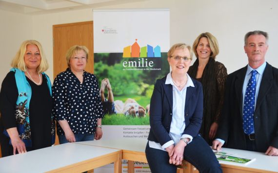 Gemeinsam stehen sie hinter „emilie“ (von links): Kita-Leiterin Caren Holstein-Lemke, Karin Ernst als Vertreterin des Kirchenkreises, Koordinatorin Anke Cohrs und die Pastoren Silke Noormann und Michael Brodermanns. Foto: Andrea Hesse