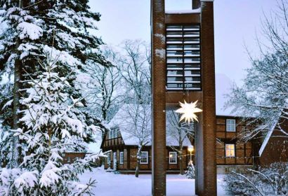 Um den Weihnachtsgottesdienst auf UKW übertragen zu können, muss ein Sender auf dem Glockenturm angebracht werden.