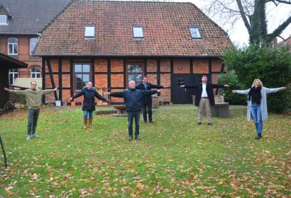So viel Platz muss sein: Der katholische Gemeindereferent Thomas Schenk (von links) und die Pastor*innen Wibke Lonkwitz, Michael Brodermanns, Thorsten Buck, Maik Schwarz und Silke Noormann planen einige Open-Air-Gottesdienste. Foto: Andrea Hesse