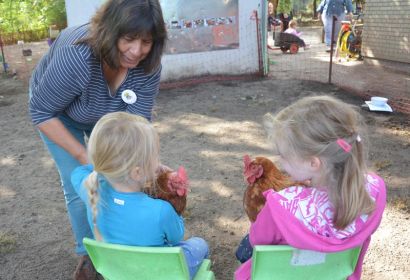 Ganz entspannt lassen sich die Tiere von den Kindern und Erzieherin Manuela Wenzel auf den Arm nehmen. Foto: Andrea Hesse