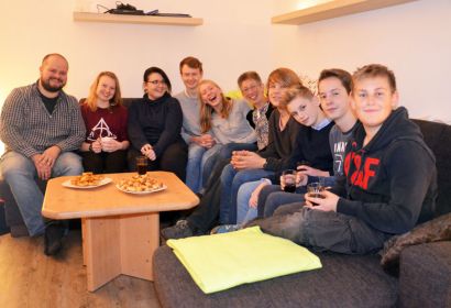 Lieblingsplatz Sofa: Jendrik Boden (links) und Lisa Sacht (6. von links) mit Jugendlichen aus der Brelinger Kirchengemeinde. Foto: Andrea Hesse