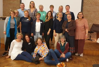 Die Absolvent*innen freuen sich mit ihren Ausbilderinnen über den erfolgreichen Kursabschluss.