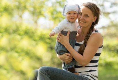 Kathrin Linde, hier mit Sohn Janne, leitet die Gruppentreffen der Windelzwerge im Pfarrhaus in Mellendorf.v