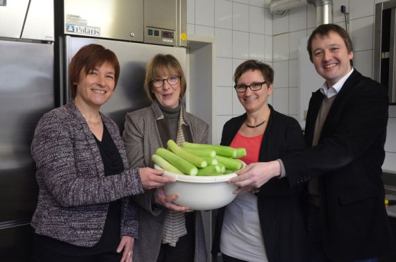 Caren Marks (von links), Tabea Pipenbrink, Bettina Praßler-Kröncke und Marco Brunotte in der Küche der Elisabeth-Kita. Foto: Andrea Hesse
