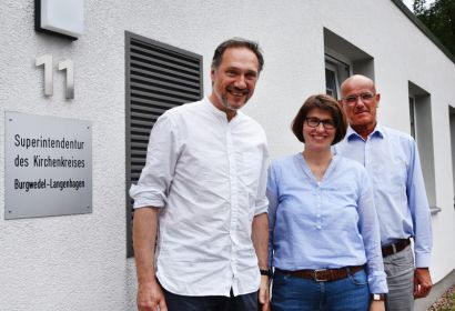 Chefarzt Stefan Bartusch (links), Pastorin Heike Merzyn und Superintendent Holger Grünjes sind von der Bedeutung der Krankenhausseelsorge überzeugt. Foto: Sven Warnecke