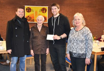 250 Euro für mehr Mobilität in der Wedemark (von links): Pastor Maik Schwarz, Meta Korbus, Sven Ernst, Vorsitzender der WedeBiene und Angela Klingrad vom WedeBiene-Vorstand. Foto: Anke Wiese