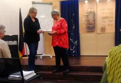 Anstöße zum Nachdenken gab Rachel Dohme, hier mit Wibke Lonkwitz in der Hamelner Synagoge, den Frauen aus dem Kirchenkreis mit. Foto: Gabriele Hahn-Hartwig