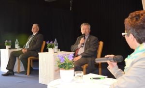 Moderiert von Redakteurin Antje Bismark diskutierten Mirko Heuer (links) und Friedhelm Fischer vor rund 80 Zuhörerinnen und Zuhörern. Foto: Andrea Hesse