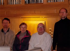 Am Spieltisch der Orgel in St. Petri (von links): Martin Möller, Organist in St. Marien Isernhagen, Angelika Stührenberg, Organistin in St. Nikolai Kirchhorst und Frank Henneicke, Organist aus Ronnenberg.