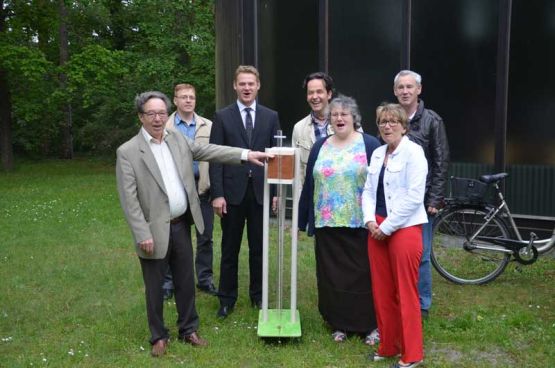 Bis jetzt gibt es nur ein Modell: die Projektgruppe am Standort des geplanten neuen Glockenturms. Von links: Manfred Homann, Carsten Heine, Stephan Rose, Daniel Leide, Sabine Jüngling, Ira Wilkens und Horst Menninger. Foto: Andrea Hesse