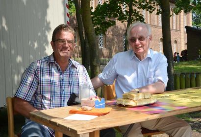 Der derzeitige Vorsitzende Friedrich Bernstorf (links, hier mit Kurt Hoffmann an einem Stand des Fördervereins Brelingen) freut sich auf die Zusammenarbeit in den drei Ortschaften. Foto: Andrea Hesse