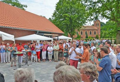Vor der schönen Kulisse der St.-Marcus-Kirche weihten Gemeindeglieder und Gäste das neue Gemeindezentrum ein. Foto: Sonja Tiemeyer
