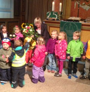 Die Kinder der evangelischen Kita in Engelbostel gratulieren Ulrike Bug zum 25jährigen Dienstjubiläum.