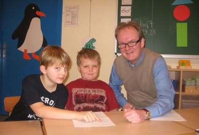 Silas Mörke (links) liest Yannic Mürau-Balke die Radioandacht auf Plattdeutsch vor, in der Pastor Rainer Müller-Jödicke von den beiden Engelbosteler Grundschülern erzählt.