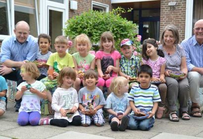 Carsten Lambrich (links) und Wolf Wienecke vom Lions Club freuen sich gemeinsam mit Urszula Paliga und beteiligten Kindern über das erfolgreiche Projekt. Foto: Simone Kardolski