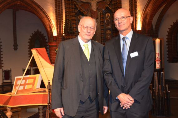 Superintendent Holger Grünjes (rechts) begrüßte Professor Heimo Reimitzer, den Gastreferenten des Jahresempfangs, in der Elisabethkirche. Foto: Andrea Hesse