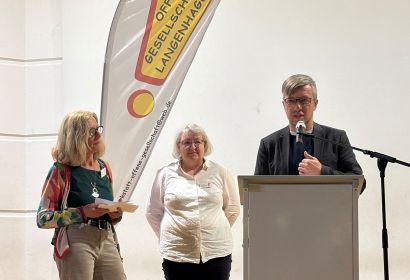 Wie bleibt die Demokratie wehrhaft? Demokratieforscher Michael Lühmann mit den Moderatorinnen Susanne Wöbbekind (Mitte) und Andrea Hesse. Foto: Jürgen Köhler