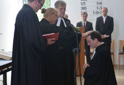 Pastor Rainer Müller-Jödicke (von links), Birgit Birth und Ulrich Marahrens segnen Dr. Frank Foerster. Foto: A. Hesse
