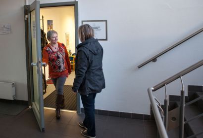 Auch die Öffnungszeiten des Büros der Lebensberatungsstelle, das Ilona Sprengel (links) betreut, werden 2016 leicht ausgeweitet. Foto: Stefan Heinze