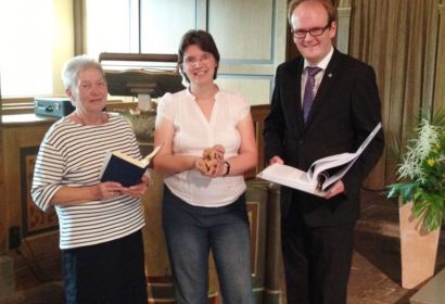 Mit Bibel, Sprechkorken und Lehrbuch wollen Prädikantin Heide-Gret Koch, Logopädin Margit Frehrking und Pastor Rainer Müller-Jödicke (v.l.n.r.) auf der Engelbosteler Kanzel zukünftige Lektoren für den Verkündigungsdienst im Kirchenkreis ausbilden.