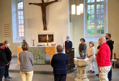 Im Altarraum der Michaeliskirche wird für Menschen gebetet. Foto: Thorsten Buck