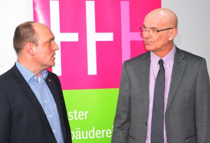 Uwe Haster (links) im Gespräch mit Superintendent Holger Grünjes. Foto: Andrea Hesse