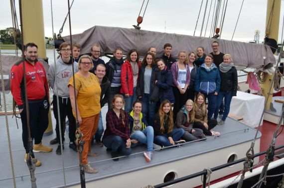 Gemeinschaft und eine frische Brise, die den Kopf frei pustete: die Gruppe auf dem Segelschoner Brandaris.