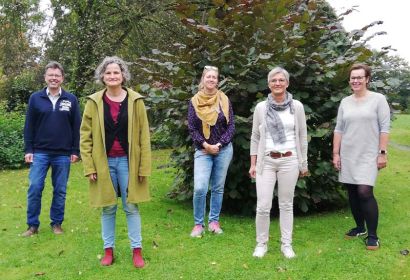 Andrea Bode (von rechts), Claudia Brause und Sarah Sickau mit der Kursleitung Ilka Greunig und Dietmar Vogt in einer Seminarpause.