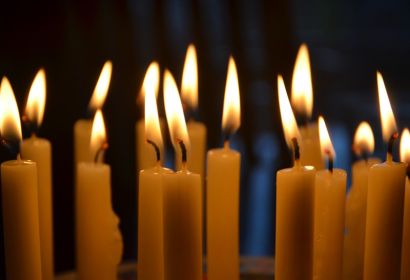 Kerzenlicht und die Gesänge aus Taizé prägen die Atmosphäre während der Taizé-Andachten. Foto: Andrea Hesse