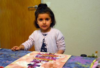 Die dreijährige Nayla hat ihren Weihnachtsbaum in den Farben rot und violett gestaltet. Foto: Andrea Hesse