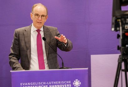 Landesbischof Ralf Meister regte in seinem Bericht vor der Landessynode den Appell zur Schutzimpfung an. Foto: Jens Schulze