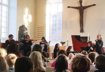 Mit großer Aufmerksamkeit hörten die Kinder in der Bissendorfer Kirche dem Ensemble „la festa musicale“ zu. Foto: Thorsten Buck