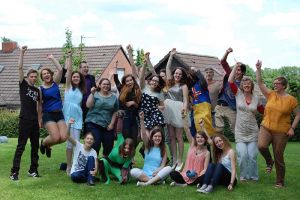 Auf nach Bremen: die junge Theatertruppe mit Maria von Bismarck und Anna Thumser ( hinten rechts).