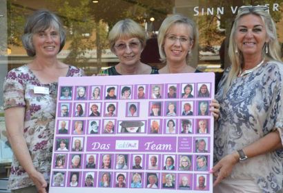 Susanne Meyer (von links), Ulla Wißmann, Bettina Bode und Marina Wilde vom edelMut-Team freuen sich über das Schaufenster der Ehrenamtlichen. Foto: Andrea Hesse