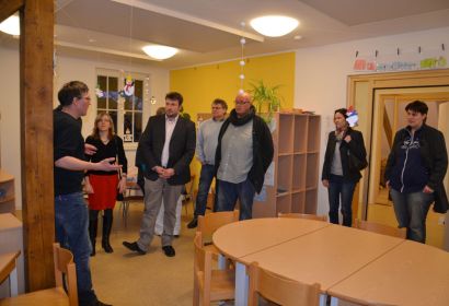 Natürlich gab es für die Gäste der Einweihungsfeier auch eine kleine Führung durch die Horträume im Gemeindehaus. Foto: Anke Wiese