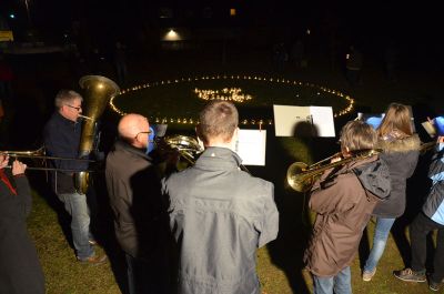 Neben dem Kreis aus Hoffnungslichtern begleitete der Brelinger Posaunenchor die Laternenlieder, die die Kinder der evangelischen Kita sangen. Foto: A. Hesse