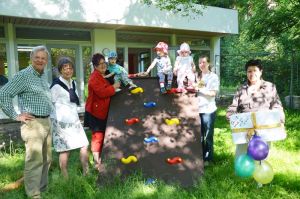 Spendenübergabe mit symbolischem Paket: Die Kindertagesstätte St. Petri freut sich über ein neues Spiel- und Kletterhaus und eine Nestschaukel. Foto: Andrea Hesse