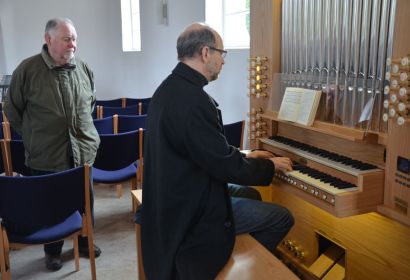 Die ersten Töne auf der neuen Orgel: Kantor Christian Conradi spielt, Peter Brockhaus hört zu. Foto: A. Hesse