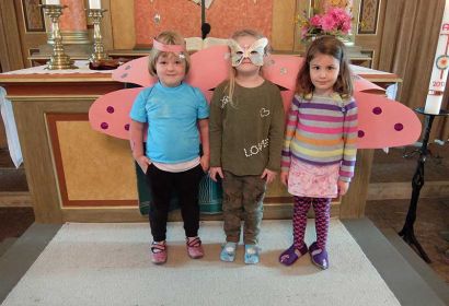 Ida, Amelie und Adelina fliegen beim Erntefest als Schmetterlinge durch die Martinskirche.