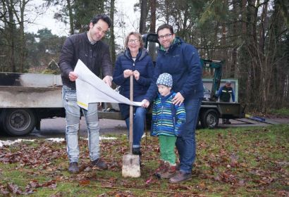 Daniel Leide (von links), Ira Wilkens, Mathis und Thorsten Buck beim ersten Spatenstich an der Christophorus-Kirche. Foto: Sabine Köhn