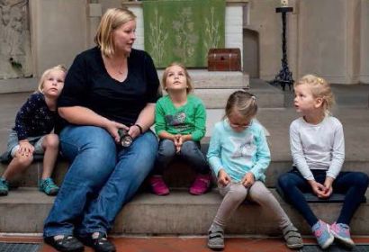 Pastorin Bodil Reller unternahm mit Kindern aus der Kita St. Petri eine Entdeckungsreise durch die alte Kirche in Burgwedel. Foto: Ines Schiebler