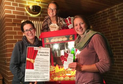 Das Kinderkino-Team an der Popcorn-Maschine: Katrin Möhlecke (von links), Ina Böer und Louisa Buck. Foto: Thorsten Buck