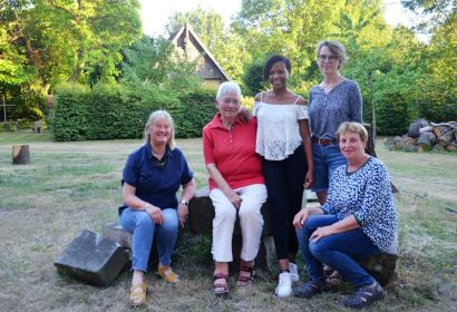 Kgothalo Matjane freut sich über die herzliche Begrüßung durch Mitglieder des MÖP (von links): Isabel Wagemann-Steidel, Heide-Gret Koch, Gastmutter Sieglinde Hofbauer und Dörte Behn-Hartwig. Foto: Andrea Hesse