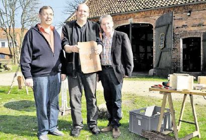 Erich Scharlemann (von links), Carsten Kiegeland und Pastor Joachim Schnell setzen sich für die Sanierung der Pfarrscheune ein. Foto: Kallenbach