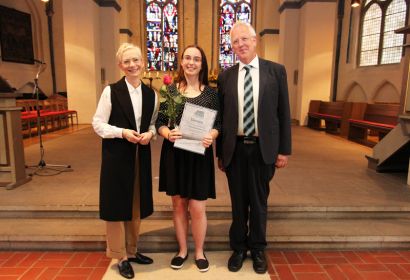 Annika McGuigan nahm die Urkunde von Landessuperintendentin Dr. Petra Bahr und Kirchenmusikdirektor Lothar Mohn entgegen. Foto: Fabian Gartmann