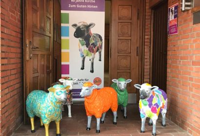 Die Schafe und ihr Hirte spielen im Gottesdienst am Sonntag die Hauptrolle.