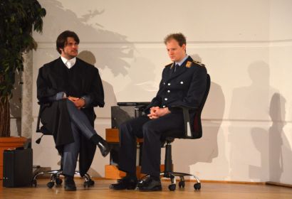 Lars Koch (Maurizio Micksch) und sein Verteidiger (Philip Leenders) im Gerichtssaal. Foto: Andrea Hesse