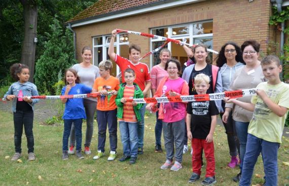 Mit Flatterband auf Spurensuche: 26 junge Detektive und ihre Betreuerinnen hatten während der letzten Ferientage viel Spaß. Foto: Andrea Hesse